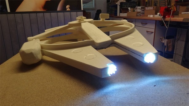24-millenium-falcon-drone-led-verlichting