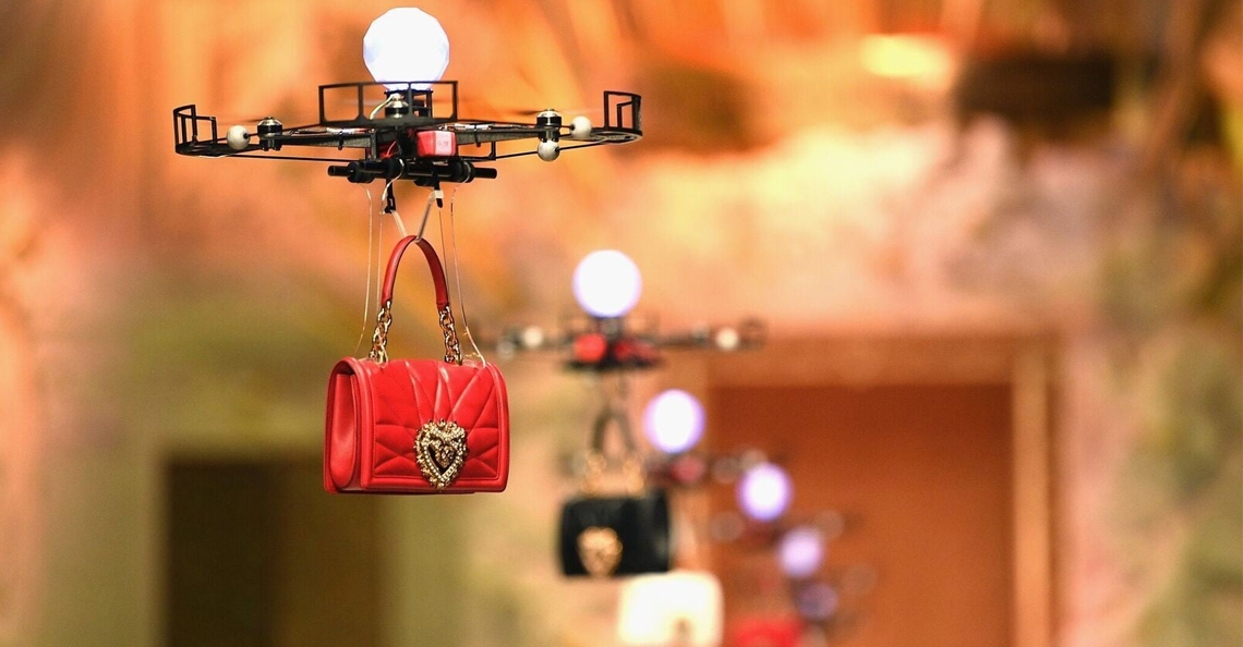 1519637740-dolce-gabbana-showt-handtassen-met-drones-op-de-catwalk-2018.jpg