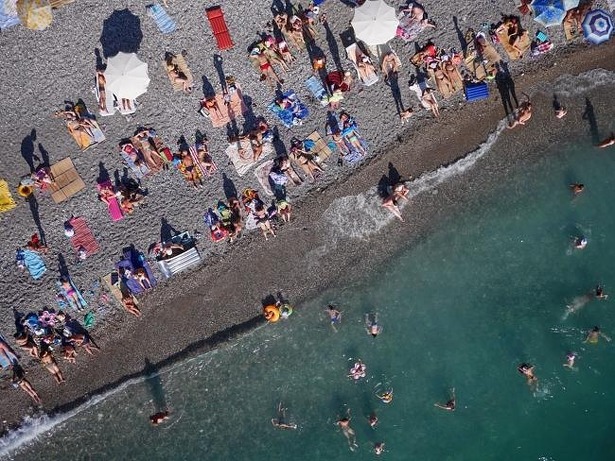 strand-met-russen-in-abchazie-georgie-drone-foto